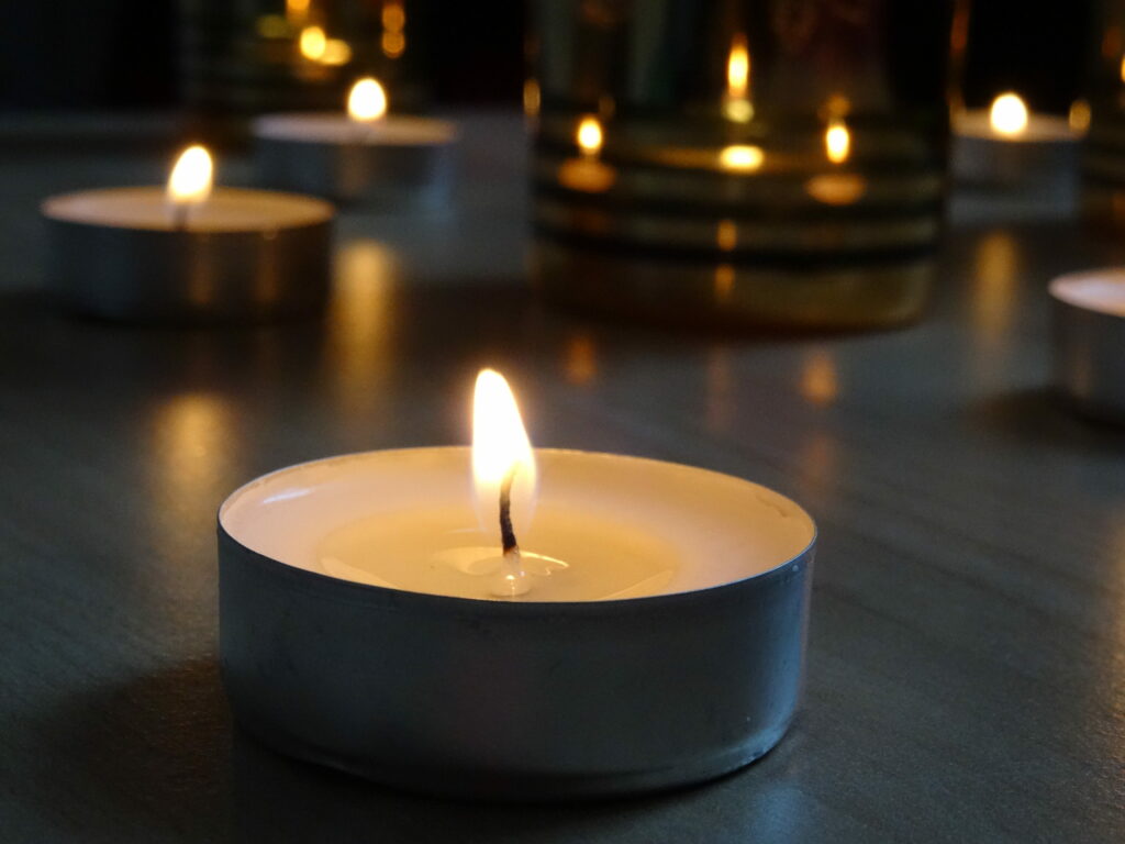 Il suffit d’un instant - Massages bien-être en cabinet sur Fareins ou à domicile sur Trévoux, Villefranche, Châtillon sur Chalaronne. Praticienne certifiée en massage bien être pour des massages sportifs suedois, californien, lomi lomi, énergétiques tui na du dos ou abhyang, amma assi. pour vos EVJF, évènements ou en entreprises.